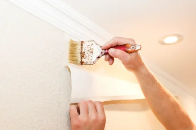 Pose de papier peint à Tende — revêtements muraux et toiles de verre